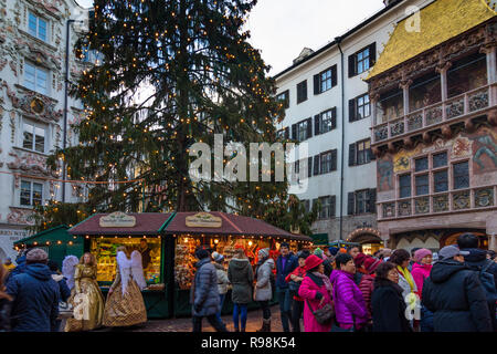 Innsbruck: Mercatino di Natale a street Herzog-Friedrich-Straße, casa Goldenes Dachl (Tetto d'Oro) nella regione di Innsbruck, in Tirolo, Tirolo, Austria Foto Stock