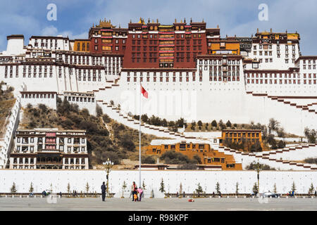 LhasaLhasa, regione autonoma del Tibet, Cina : vista anteriore del Potala. Prima costruita nel 1645 dal 5° Dalai Lama, il Potala fu la residenza Foto Stock