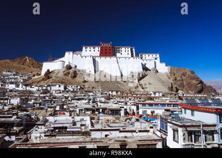 Shigatse, regione autonoma del Tibet, Cina : Shigatse Dzong (forte) primo costruito nel XVII secolo come un piccolo prototipo del Potala prima th Foto Stock