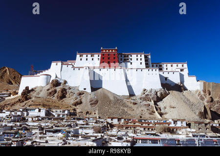 Shigatse, regione autonoma del Tibet, Cina : Shigatse Dzong (forte) primo costruito nel XVII secolo come un piccolo prototipo del Potala prima th Foto Stock