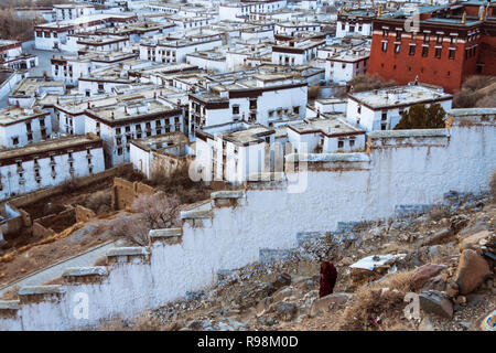 Shigatse, regione autonoma del Tibet, Cina : un monaco buddista a piedi fuori le mura del monastero di Tashi Lhunpo monastero, la sede tradizionale del Panchen Lama Foto Stock