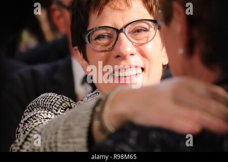 31. CDU-Bundesparteitag ad Amburgo: Annegret Kramp-Karrenbauer umarmt eine Unterstützerin Foto Stock