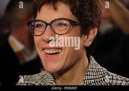 31. CDU-Bundesparteitag ad Amburgo: Annegret Kramp-Karrenbauer strahlt nachdem sie die Wahl zur Parteivorsitzenden gewonnen Hat. Foto Stock