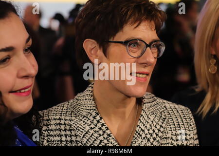 31. CDU-Bundesparteitag ad Amburgo: Annegret Kramp-Karrenbauer-zwischen Delegierten Foto Stock