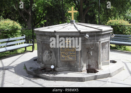 Bene in terreni di Kashveti chiesa di Saint George a Tbilisi Foto Stock