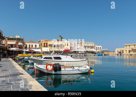 Creta, Grecia - Agosto 2018: tradizionale greco barche da pesca sono ormeggiate nel porto di Rethimno città Foto Stock