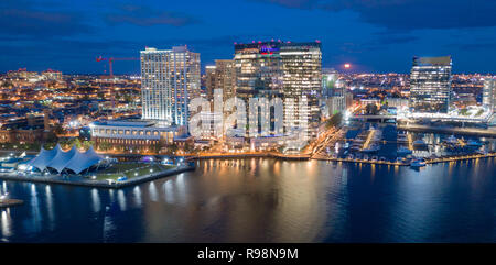 Gli edifici sono illuminati nel centro cittadino di nucleo urbano di Baltimore, Maryland Foto Stock