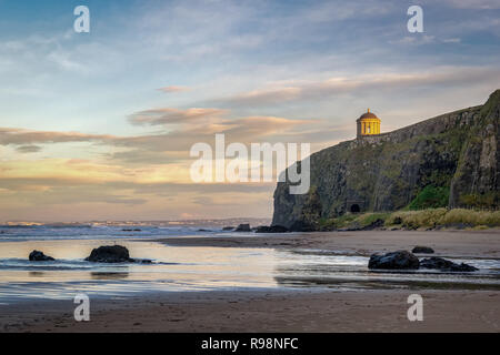 Questo è Mussenden Temple sul bordo di una scogliera sul mare in spiaggia in discesa in Irlanda del Nord Foto Stock