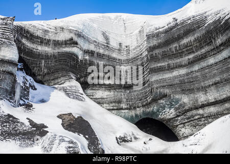 Ingresso di una caverna di ghiaccio in un lobo del ghiacciaio Mýrdalsjökull, che siede in cima al vulcano Katla, in inverno in Islanda Foto Stock