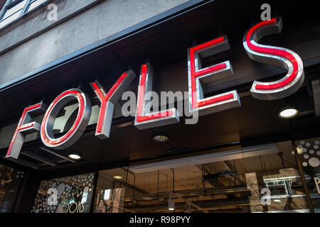 3D rosso sul nome di argento segno sulla parte anteriore della libreria Foyles Charing Cross Road, Soho, Londra, Inghilterra Foto Stock