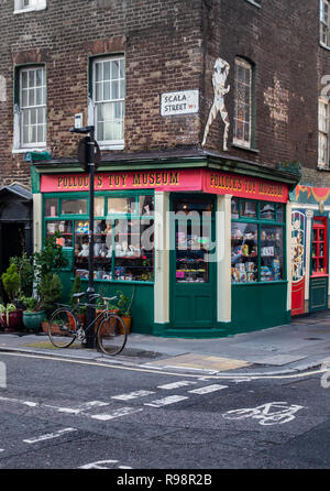 Pollock's Toy Museum Shop frontage in Scala St, Bloomsbury, London W1, Inghilterra Foto Stock