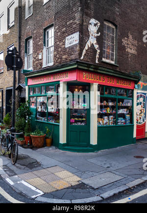 Pollock's Toy Museum Shop frontage in Scala St, Bloomsbury, London W1, Inghilterra Foto Stock