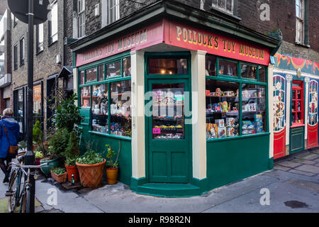 Pollock's Toy Museum Shop frontage in Scala St, Bloomsbury, London W1, Inghilterra Foto Stock