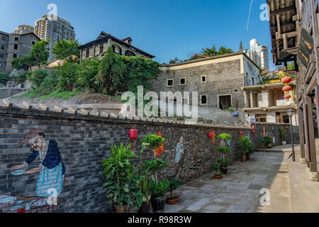 CHONGQING CINA - 19 settembre: Cinese tradizionale di dipinti murali e architettura in Xia Hong Xue alley su Settembre 19, 2018 a Chongqing Foto Stock