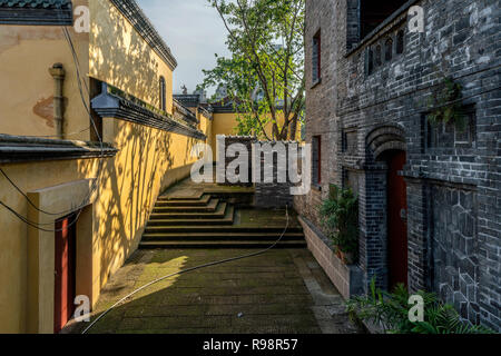 CHONGQING CINA - 19 settembre: architettura tradizionale Cinese a Xia Hong Xue vicolo che presenta alcuni degli edifici più antichi della città su Septembe Foto Stock