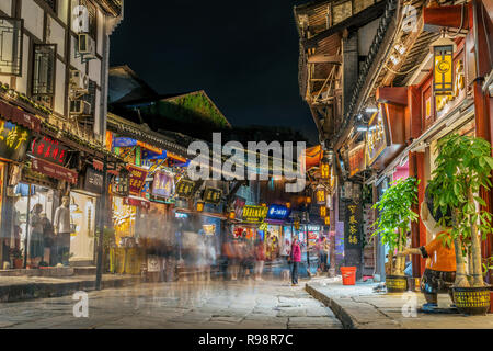 CHONGQING CINA - 20 settembre: questa è una vista notturna di una strada per lo shopping in Ciqikou città antica, una famosa destinazione di viaggio il 20 settembre, 2018 Foto Stock