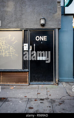 Ufficio nero porta con grandi lettere dicendo numero uno bloccato sulla porta in Londra, Regno Unito Foto Stock