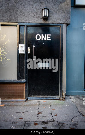 Ufficio nero porta con grandi lettere dicendo numero uno bloccato sulla porta in Londra, Regno Unito Foto Stock
