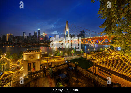 CHONGQING CINA - 22 settembre: questa è una vista serale del Ponte Dongshuimen da Longmenaho old street il 22 settembre 2018 a Chongqing Foto Stock