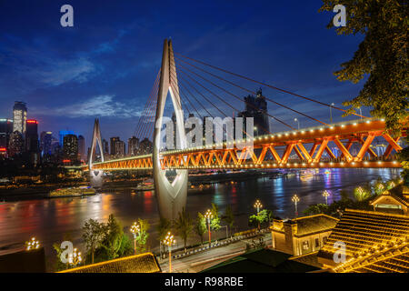 CHONGQING CINA - 22 settembre: questa è una vista notturna di Dongshuimen ponte sul Fiume Yangtze il 22 settembre 2018 a Chongqing Foto Stock