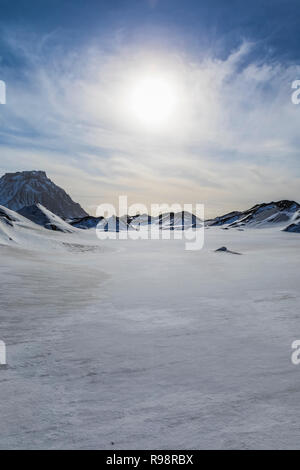 Mýrdalssandur dilavamento plain vicino ghiacciaio Mýrdalsjökull con Hafursey montagna, dove una parte di Rogue uno: Star Wars Storia è stata filmata, in Islanda, in wint Foto Stock