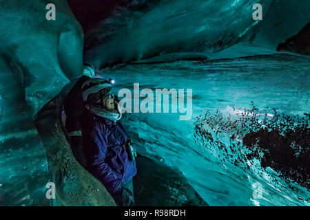 Karen Rentz in una caverna di ghiaccio Tour di un lobo del ghiacciaio Mýrdalsjökull, che siede in cima al vulcano Katla, in inverno in Islanda Foto Stock