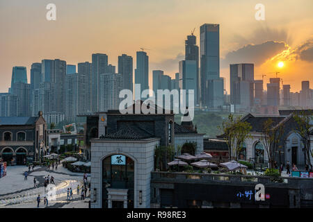 CHONGQING CINA - 23 settembre: si tratta di un punto di vista di Danzishi old street architettura tradizionale Cinese con edifici della città in sottofondo durante la s Foto Stock