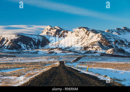 Un F-strada che conduce alla cime sottostanti Mýrdalsjökull calotta di ghiaccio, che si siede in cima al vulcano Katla, in inverno in Islanda Foto Stock