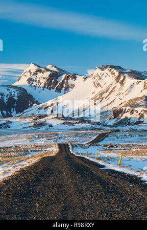 Un F-strada che conduce alla cime sottostanti Mýrdalsjökull calotta di ghiaccio, che si siede in cima al vulcano Katla, in inverno in Islanda Foto Stock