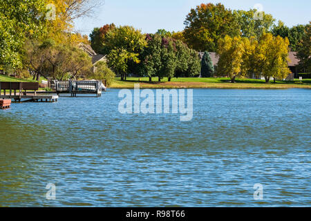 Un piccolo lago privato o di stagno con la barca o la pesca ormeggiata in un quartiere di Wichita, Kansas, Stati Uniti d'America. Foto Stock
