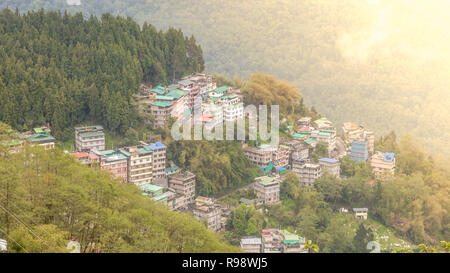 Vista panoramica di Gangtok, la città capitale del Sikkim, India Foto Stock