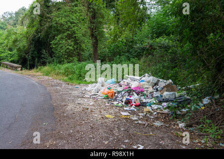 Roma, Italia - 21 Giugno 2018: rifiuti abbandonati nella campagna vicino alla strada Foto Stock