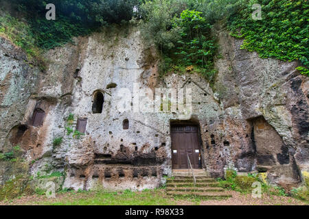 Sutri nel Lazio, Italia. il rock-cut chiesa della Madonna del Parto Foto Stock