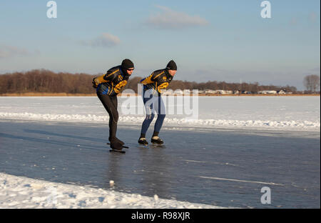 Paesi Bassi-Feb 9: pattinatori sul lago ghiacciato di praticare per t ' round di Duurswold nel nord dell'Olanda., 80 km di gara di pattinaggio su feb 9 2012 Foto Stock