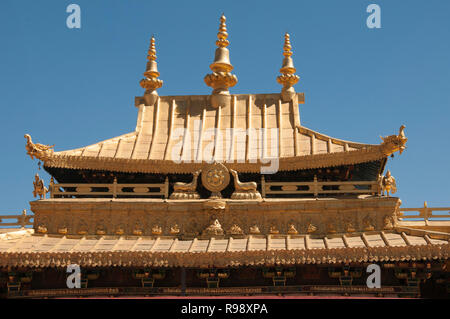 Golden tetti del Jokhang Tempio del Barkhor a Lhasa, il più venerato struttura religiosa in Tibet, in Cina. Fondata VII secolo d.c. Foto Stock