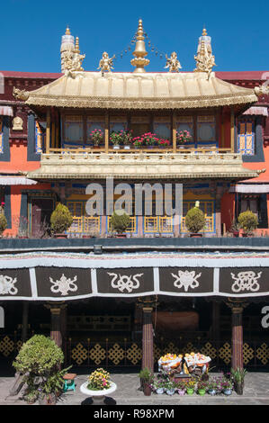 Cortile interno del Jokhang Tempio del Barkhor a Lhasa, che è il più venerato struttura religiosa in Tibet. Fondata VII secolo d.c. Foto Stock