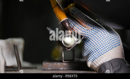 La produzione industriale. Un tubo di ferro dettaglio. Processo di saldatura. rigoroso lavoro Foto Stock