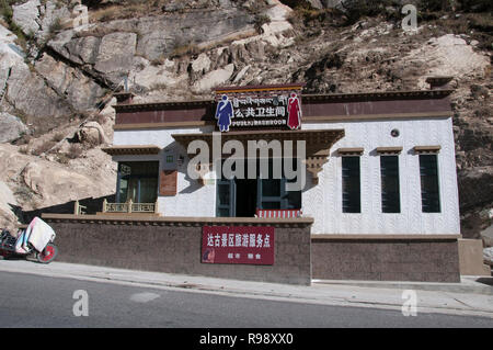 Un eccezionale e ben arredate dotazioni stradale blocco di Yarlung Tsangpo Gorge, Tibet orientale, Cina Foto Stock
