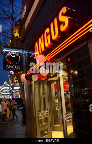 Angus Steak House Restaurant e digital signage su Cranbourn Street nel West End di Londra, Regno Unito Foto Stock