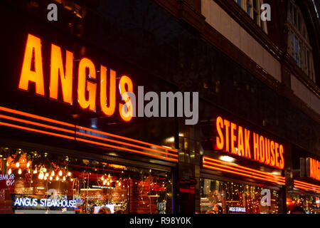 Angus Steak House Restaurant e digital signage su Cranbourn Street nel West End di Londra, Regno Unito Foto Stock