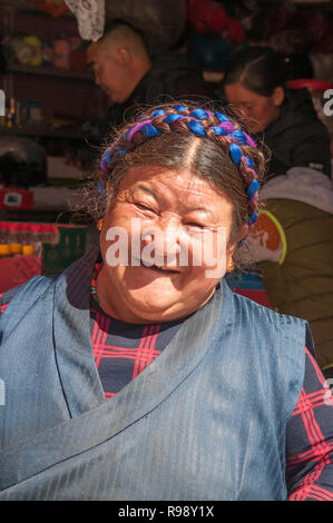 Facce tibetano in Sangri, Tibet, Cina Foto Stock