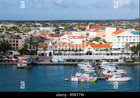 Viste del Rinascimento Marina Aruba con coloratissime barche e negozi di designer Foto Stock