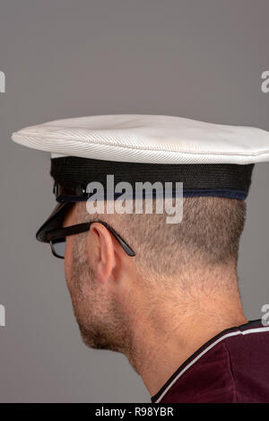 Ufficiale della marina con i capelli corti e uniforme militare cap Foto Stock