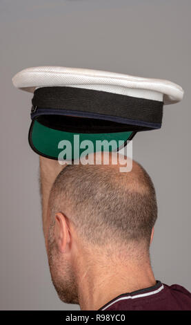 Ufficiale della marina con i capelli corti e uniforme militare cap Foto Stock