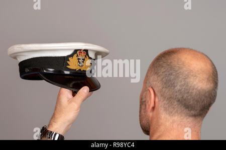 Ufficiale della marina con i capelli corti e uniforme militare cap Foto Stock