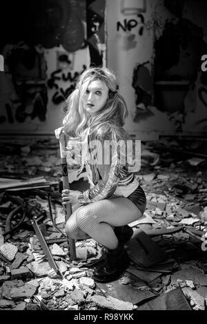 Harley Quinn squats in un edificio abbandonato Foto Stock