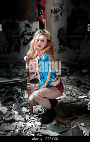 Harley Quinn squats in un edificio abbandonato Foto Stock