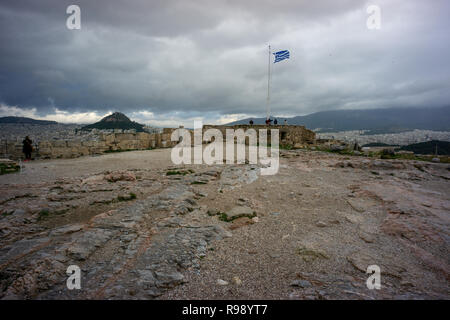 La bandiera Greca, al vento sembrava colpisce la parte superiore dell'Acropoli. Orgoglio era decisamente nell'aria!!! Foto Stock