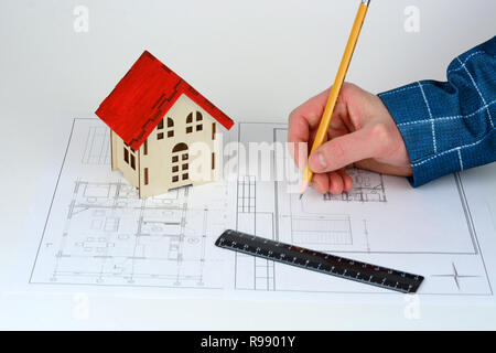 Disegno del piano tecnico, schizzo, documenti. Matita, righello e casa in legno su blueprint. Per Сoncept giurista, notaio, legale, juristic legislazione, Foto Stock