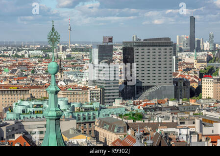 Paesaggio urbano di Vienna, vista del quartiere degli affari di Vienna nella foto dalla torre sud della città cattedrale di Stephansdom, Wien, Austria. Foto Stock